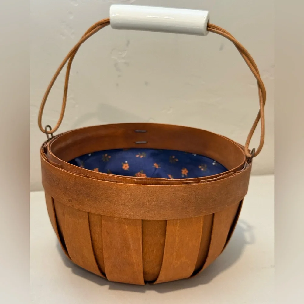 Vintage Small Basket with Handle round Blue Floral Liner 8”H 6”W‎